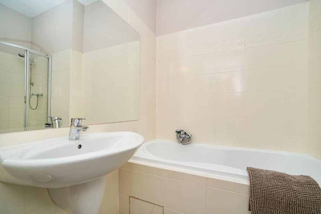 Large And Modern Apartment In The Heart Of براغ المظهر الخارجي الصورة