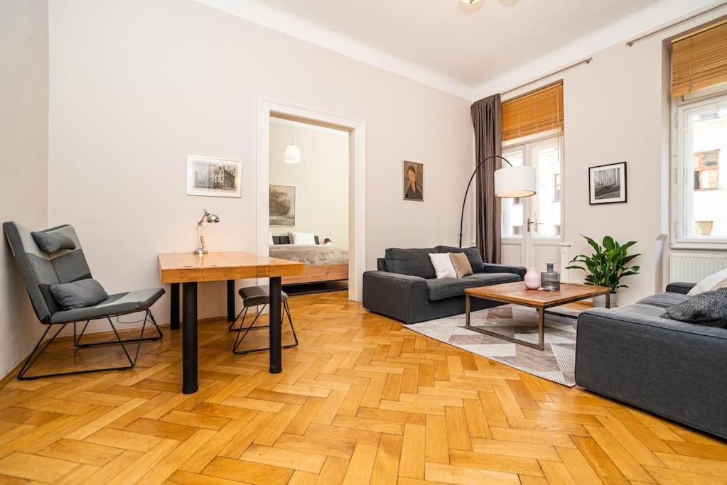 Large And Modern Apartment In The Heart Of براغ المظهر الخارجي الصورة