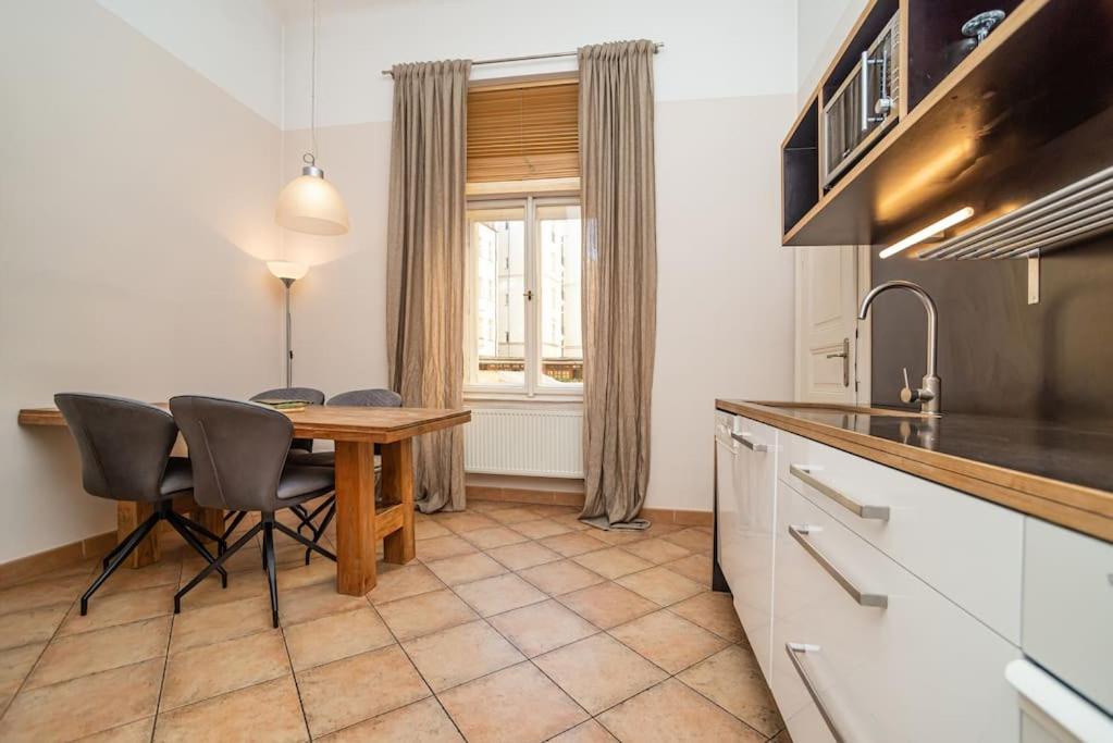 Large And Modern Apartment In The Heart Of براغ المظهر الخارجي الصورة
